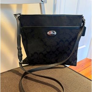 COACH cross body., messenger. Mint condition. Very gently used.